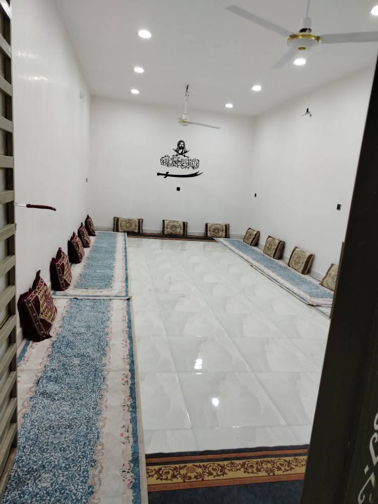 بيت للبيع شارع المعمل خلف مدرسة الشهيد علي الرماحي شارع سيد حبيب ثاني فرع على ايدك السيره مساحة 240متر اساس صب بناء بلوك طفيلي سگف صب عمل درجه اولى سيراميك بورسلين خريطة مهندس غرفتين وصاله كبيره ومطبخ واستقبال كبير طارمه تدخل سياره وحديقه خارجيه السعر 90 وبي مجال للاستفار الاتصال على الرقم ***********واتساب
