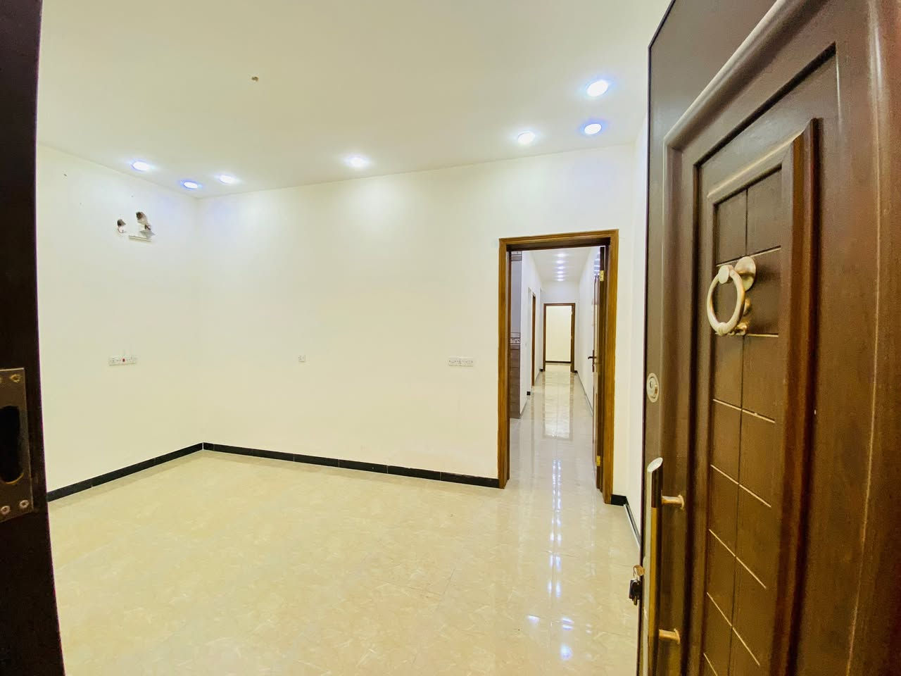 السلام عليكم
يتوفر شقة طابق ثاني  #للايجار 

العنوان 📌 #المنصور حي العربي

🚨 بدون دلالية من صاحبها مباشرة 

 🏠المساحة  100 متر بناء حديث 

يتكون من 

🔵غرفة استقبال

🔵 غرف نوم عدد 2

🔵 مطبخ 

🔵صحيات

السعر: 
الطابق الأول ب ٨٥٠ الفا قفل
الطابق الثاني ب ٨٠٠ ألف قفل

 ⛔️ الايجار حصرا للعوائل

لمزيد من المعلومات الاتصال على 
👇👇👇
***********
