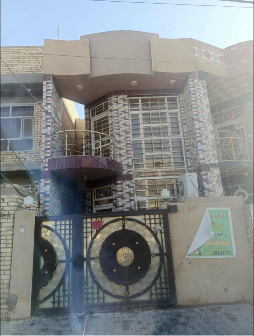 🏠
منزل للبيع 
 منزل طابقين بتصميم واسع وممتاز 
📍 الموقع: الكوت - خاجية - شارع علاء ماركت.
🛣️ عرض الشارع: 20 متراً.
📐 تفاصيل المساحة والأبعاد:
 المساحة الكلية: 100 متر مربع.
 الواجهة: 5 أمتار.
 النزال: 20 متراً.
 البناء: طابقين.
🏠 تقسيمات المنزل:
0 - الطابق الأرضي:
 غرفة نوم ١ 
استقبال.
 صالة جلوس (هول).
 مطبخ.
  صحيات داخلية كاملة + صحيات خارجية.
1-  الطابق الثاني:
 غرفة نوم بنظام "سويت كامل" (مع صحيات).
+  مخزن.
💹 السعر : 160 مليون وبي مجال 🏷️

📞 للاستفسار والمعاينة:
يرجى التواصل معنا على الرقم: [***********]
أو تفضلوا بزيارة مكتبنا موقعة 📍: [كوت - حي الخضراء ٢ - مقابيل البيع المباشر - مكتب الياسمين للعقار  ]
