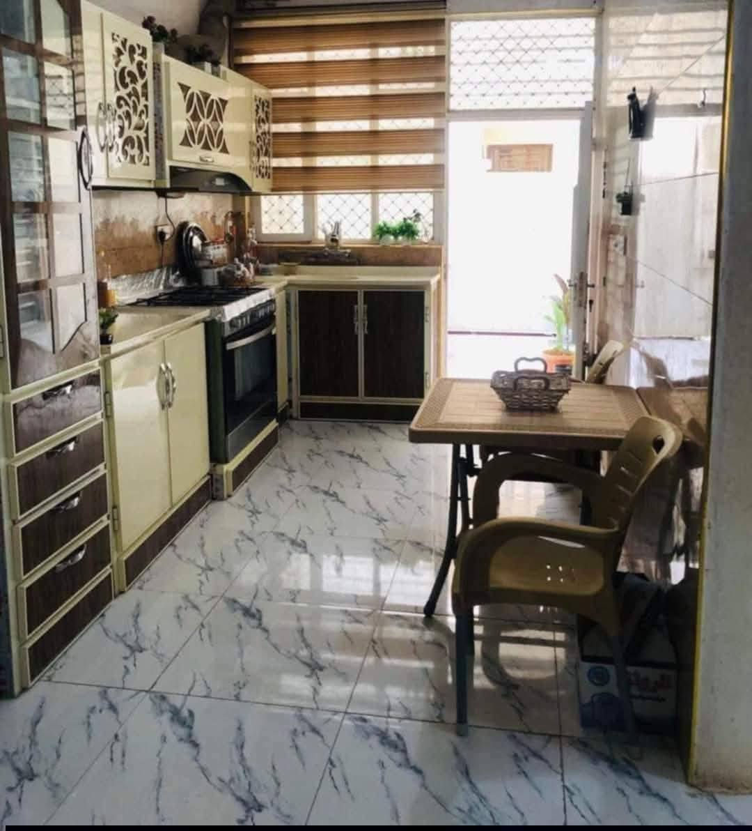 سلام عليكم 
البيت البيع 100 متر قاطين+ واجهه 7 طابو زراعي سند 25 
العنوان ديالى بعقوبة 7 نيسان  خلف كلية التربية اساسية مباشر كان مأجر ب 500 الف حالين فارغ البيت فقط البيع  
 استفسار اتصل ***********
