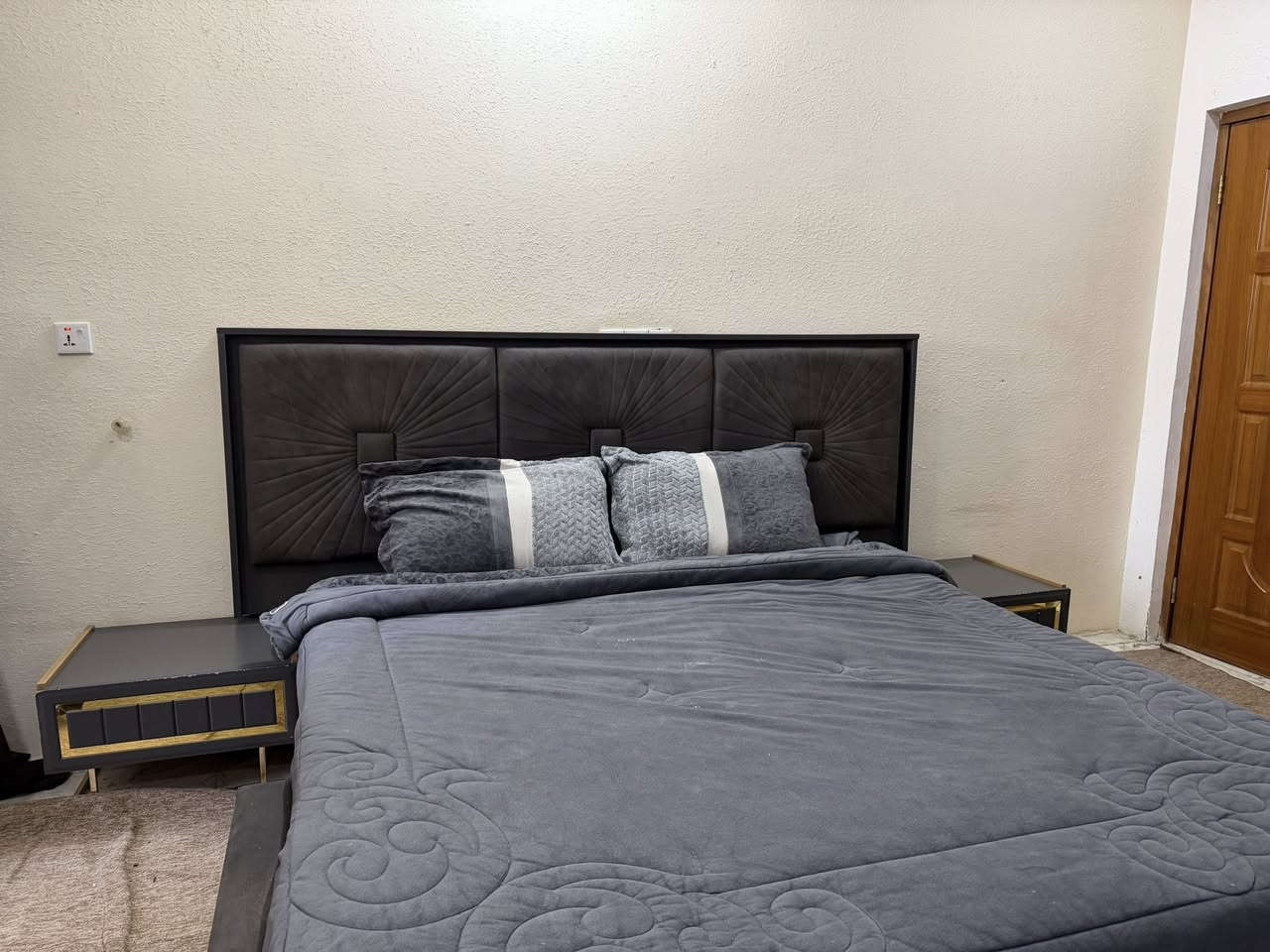 غرفه مستعمله كنتور زاويه 11 باب خشب قوي جدا وياها ميز تلفزيون بمليون و350 وبي مجال
سعر الشراء سابقاً 4 مليون 
العنوان بغداد قرب جسر الطابقين


**إذا كنت صاحب هذا الإعلان وتريد حذفه لأي سبب، رجاءا أرسل رسالة إلى الدعم الفني**