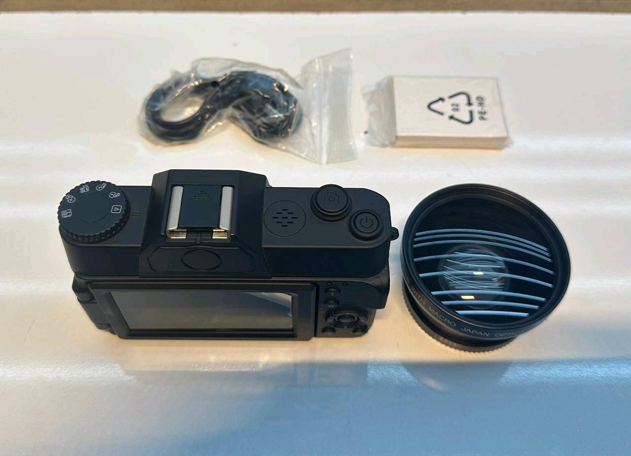 كامره4k تصوير صور و مقاطع 
مع عدسه و ثنين بطاريات
مع كيبل تابسي مال كامره 
ما عده رام
السعر 40وبيها مجال تواصل عله الرقم وتدلل اكتروني