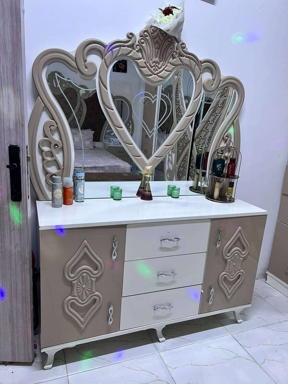 غرفه نوم للبيع. 8 قطع نضيف فول مكانها كركوك حي العسكري.  سعرها 650. الف. ***********
