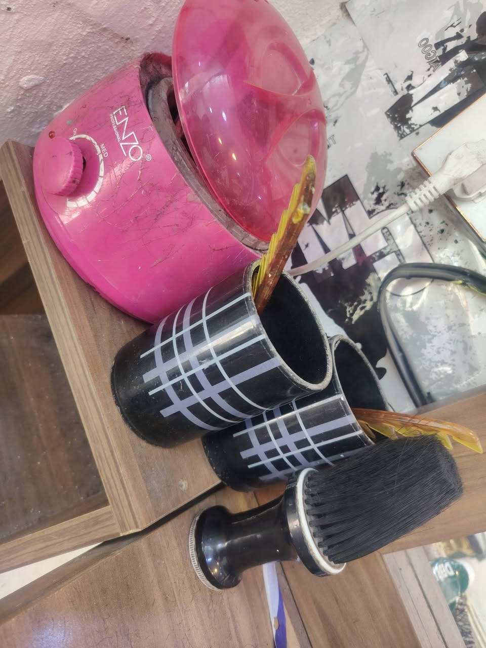 السلام عليكم
٣ كراسي ملكي

٣ ميوزه

ارفوف

أدوات حلاقه

جهاز بخار

السعر  ١٥٠٠ بي مجال

التواصل *********** واتس
