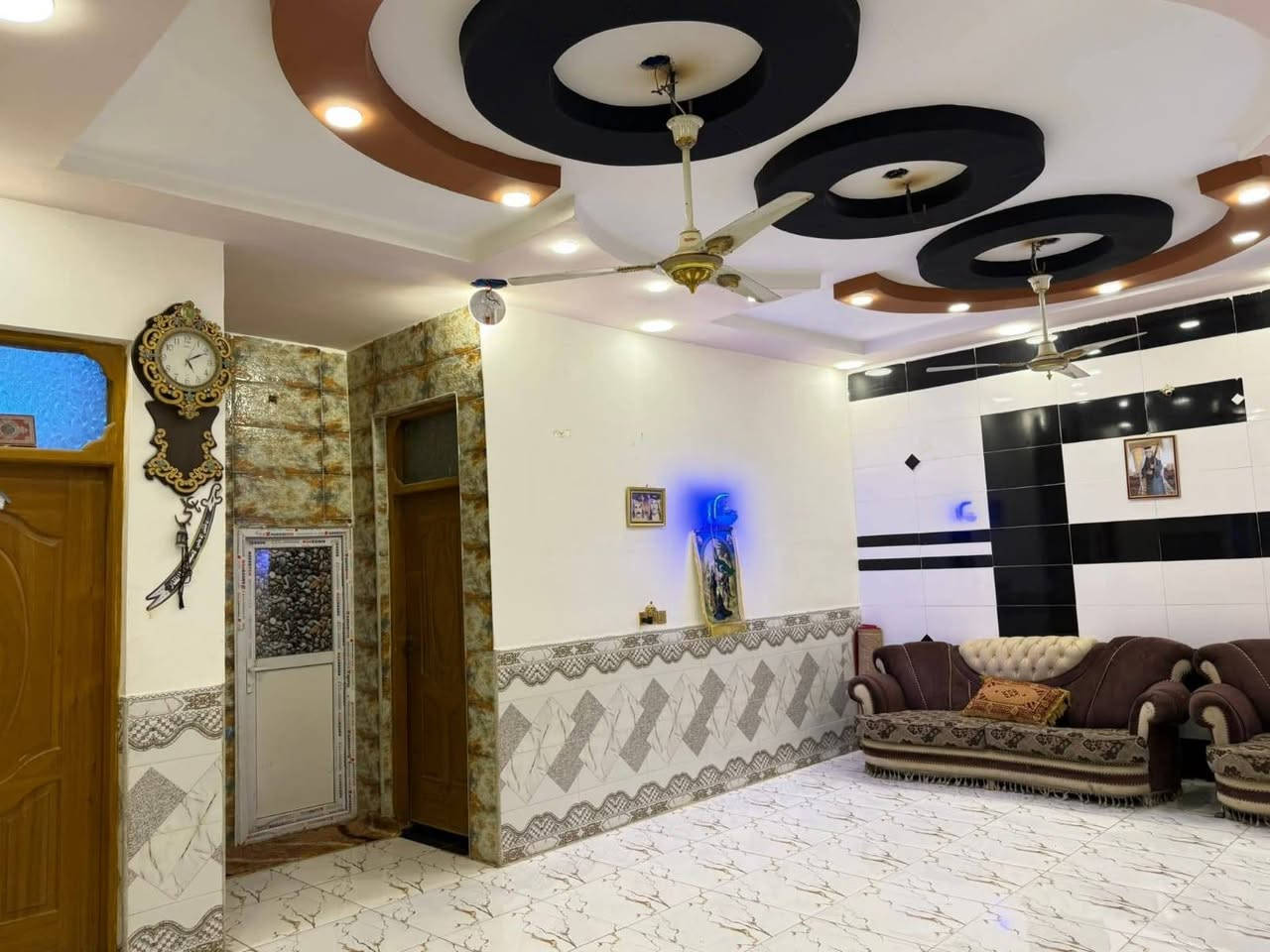#عرض
للبيع دار مساحة 200متر طابقين يحتوي على 6غرف نوم بناء جناي صب كونكريت 
الموقع حي النداء منطقة 53
السعر 170وبي مجال 
للاستفسار التواصل واتساب ***********
