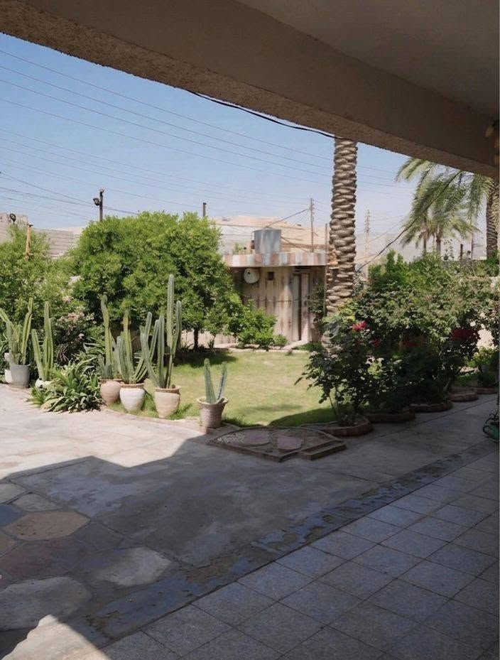 بيت في (حي الزراعه) للبيع قرب ( جامع ابو ايوب الانصاري) مساحته بل طابو ( 365) + واقع الحال (400) البيت مكون من (5) غرف نوم + هول + استقبال + موزع + حمامت (2) + صحيات (3) + (كراج ياخذ سيارتين ) +( حديقه جبيره)  للاستفسار مراسله خاص او عل رقم *********** 🌹
