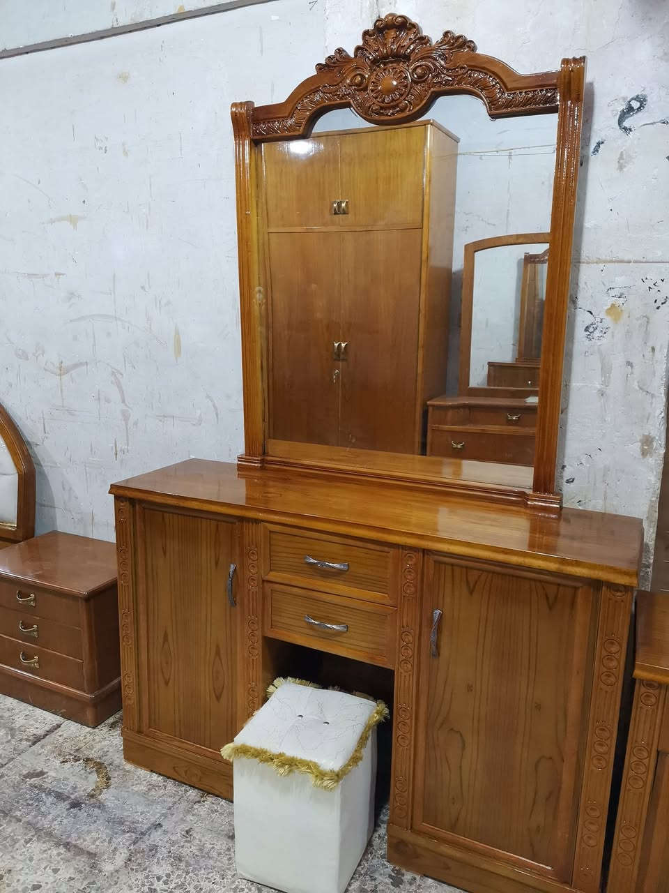 السلام عليكم
غرفه صاج داخل وخارج الظهر جرجوبه شغل ثقيل جدا النقش الغرفه كله زان مصري السرير والميز تواليت كله زان مصري الزاويا بابين وملحق
للحجز والتواصل علئ الهاتف او واتساب ***********
يوجد توصيل جميع المحافظات
العنوان بغداد السيديه حي الاعلام شارع قطر الندئ
