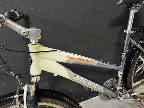 السلام عليكم خواتي عندي هذي ماركة (MERIDA)  غني عن التعريف حجم 26 جبلي قياس M فاصله الترحال بس جبلي دبل امامي معدنه المنيوم نظافة 95 سستم شيمانو التوس 3/7 رقبه متحركة سعره 230 الف وبي مجال *********** وتساب وخاص مفتوحين عنواني موصل معرض الفهد للدراجات تتوفر خدمة توصيل لجميع محافظات العراق وتحياتي
