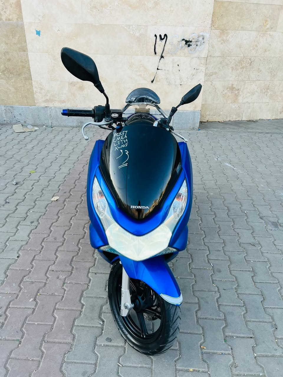 السلام عليكم للبيع دراجة PCX ياباني الجيل الاول KF مكينه 150 دراجه جديده برغي ممفتوح بيه شلعه معدل فووول كهربائيات كله شغاله حساس ازدحام 
حرف A استان حساس ناعمه اتخبل 
الدراحه مكفوله السعر مليون 250 وبيه مجال عنواني بغداد الاستفسار هاتف 
***********
