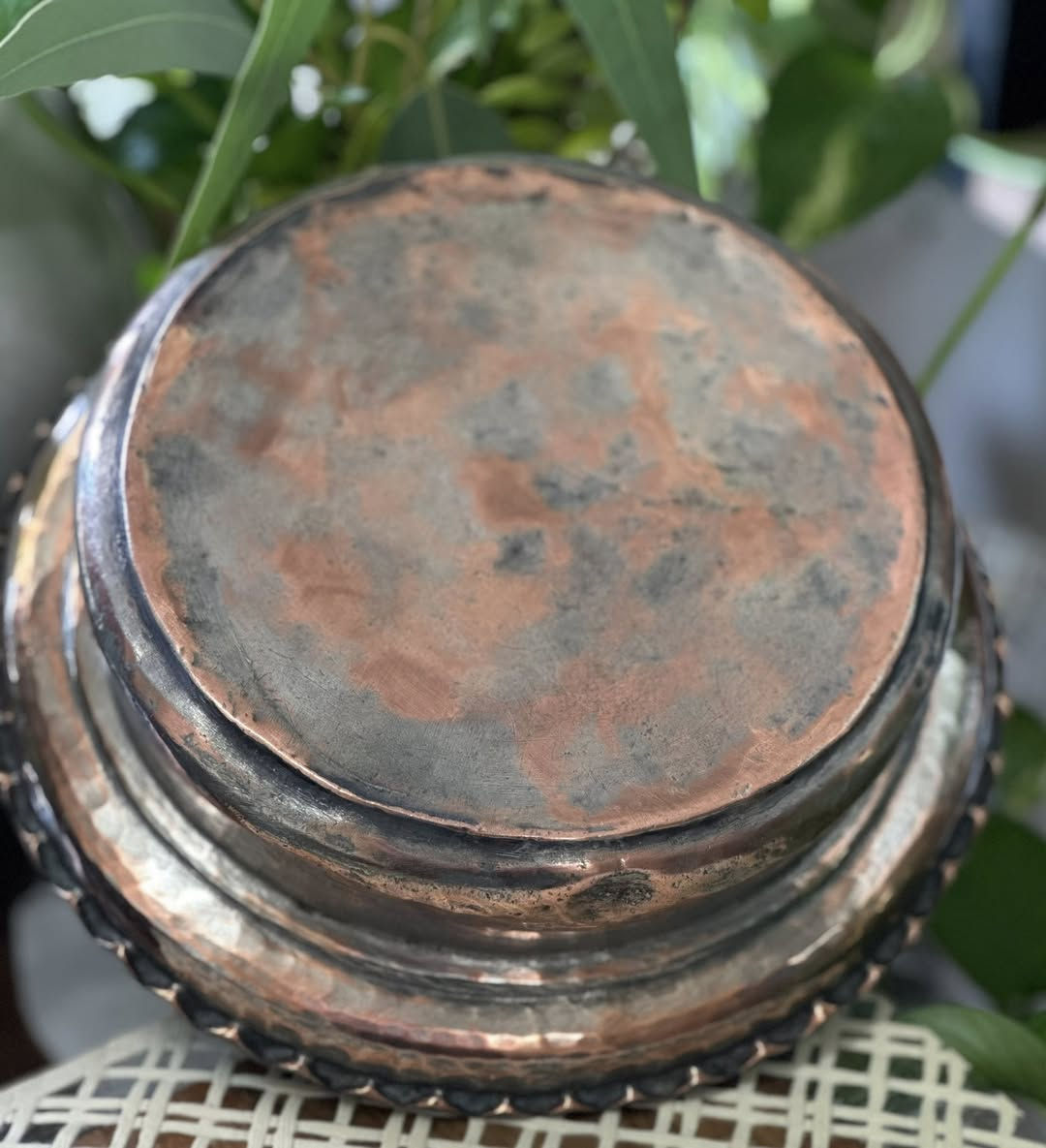 السلام عليكم 
ماعون نحاس ( صفر بغدادي قديم شغل سوق الصفارين في بغداد مع غطاء ايضا نحاس يعلوه هلال )  
- القطر 23 سم 
- العنوان / بغداد / الكرادة /  شارع سلمان  فائق  (مجمع بازار انتيك بغداد)  الطابق الاول  
  للاستفسار اكثر الاتصال لاستفسار اكثر الاتصال 
  *********** 
واتس اب او فايبر او مراسلة الصفحة. See less
