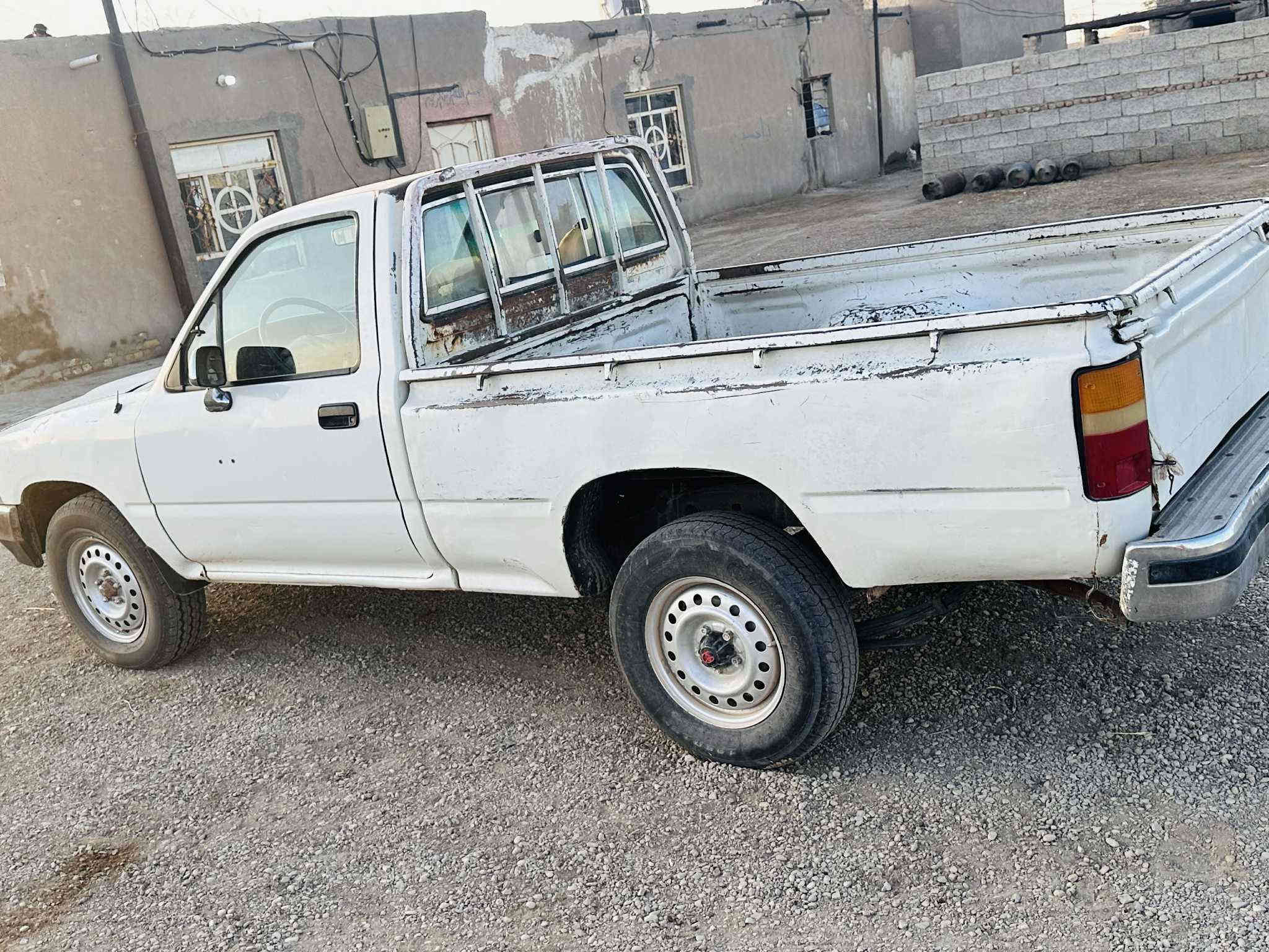 تويوتا موديل 89 سياره حلوه ونضيفه وجاهزه سعر 33وبيه مجال مكان السياره ذي قار الفجر ***********
