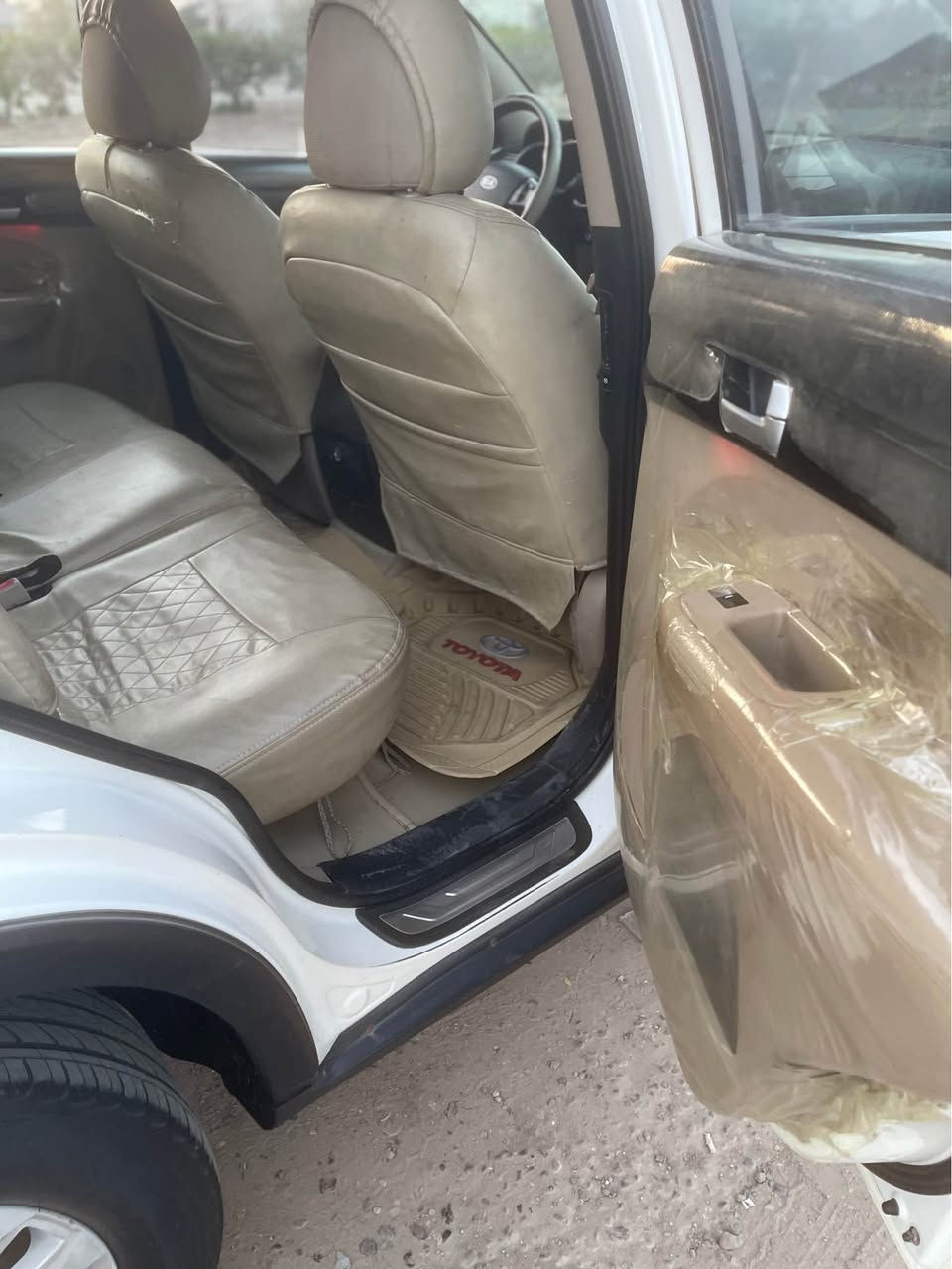 كيا سورنتو موديل 2012 خليجي رقم اربيل الجديد بيه بارد قليل بلمدكر الخلفي وشبر صبغ بلباب السياره جاهزه محرك أربعه تخم تاير مواصفات بصمه مري شفط يده نيكل شاشه السعر 130 ورقه.                                *********** البصرة, العراق
