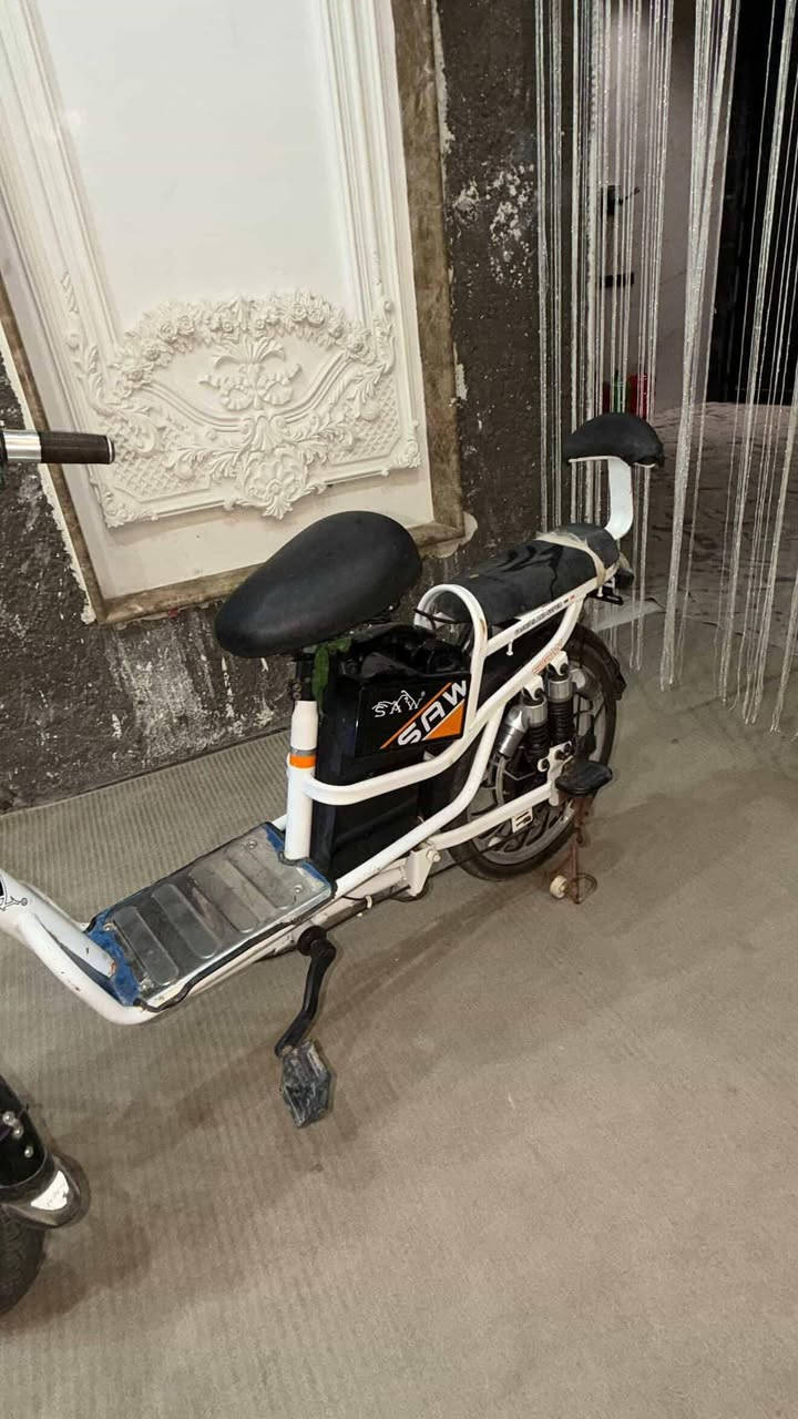 السلام عليكم دراجه شحن من شركه SAW جديده مستعمله قليل ومتروكه نقصها بس بطاريه 
السرعه 40-80
السعر 250 
الاستفسار الرقم ***********
