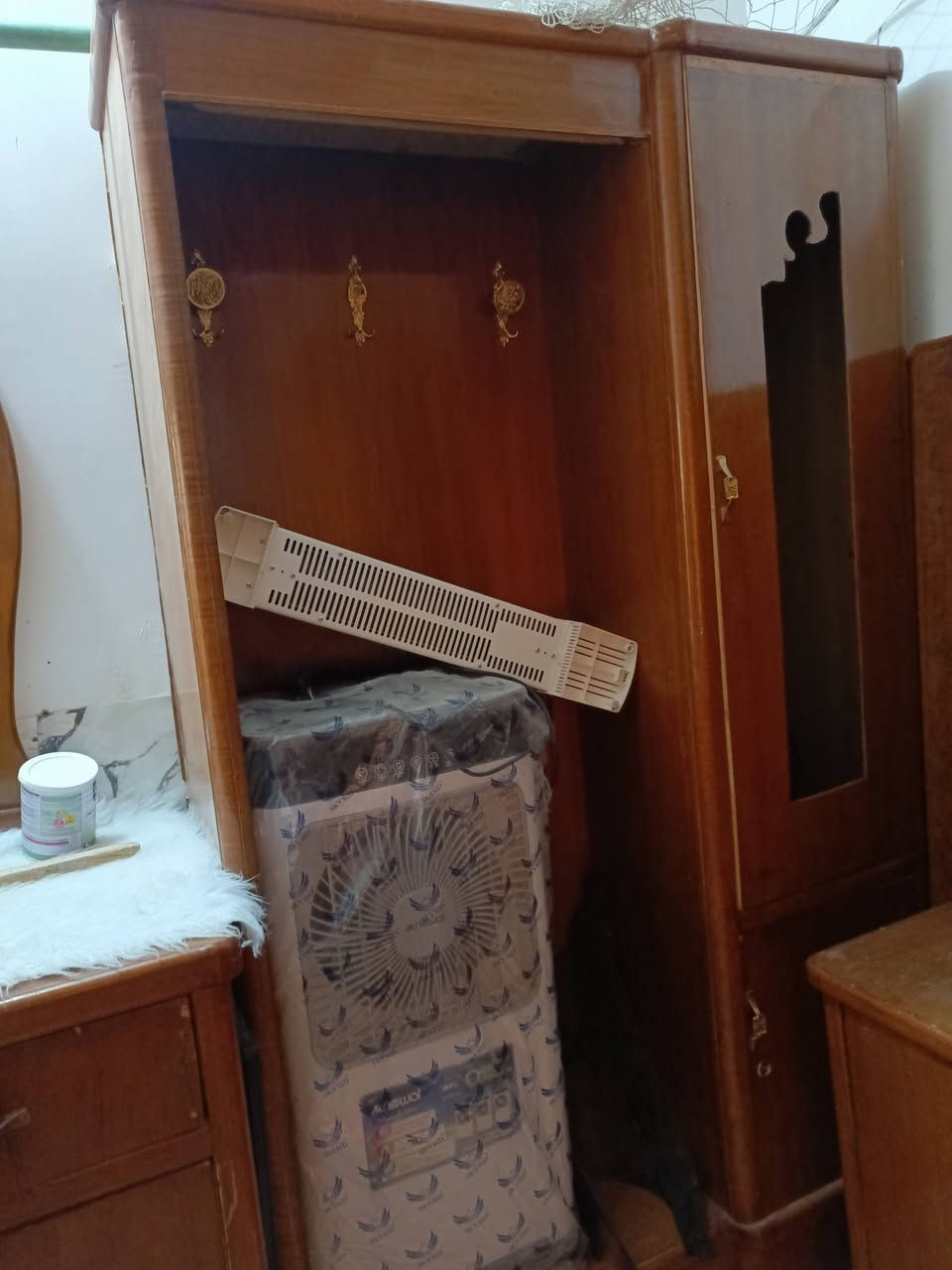 السلام عليكم  العزاز عندي هاي الغرفه للبيع  متكونه من  ميز تواليت وكنتور 5بيبان وجربايه وميوزه ثنين زغار وزاويه مال ملابس   جديده ونضيفه    الله شاهد.......... ومسويها تسكام  ... عارضها ب525 وبيها مجال  ... مكاني نجف قضاء المشخاب  رقمي.... ***********....  واتساب او اتصال  واني خادم....   السوك كلشي بي  💖 تحياتي لجميع
