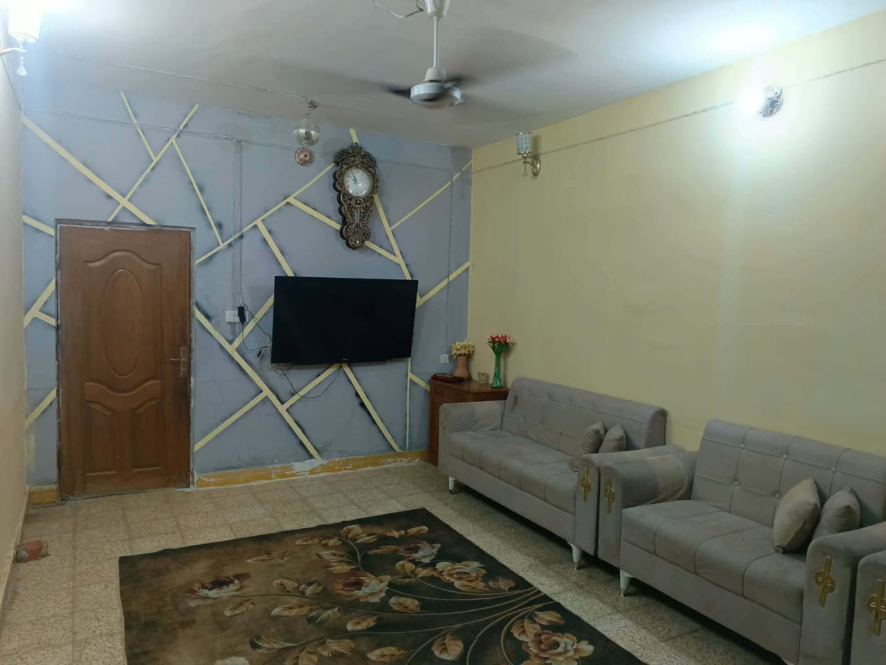 بيت 200 متر في حي الامين عمود 621سند 25 يبعد عن الشارع 75 متر  اول بيت من شارع السنيه لحي الامين بناء بلوك المنطقة كاملة الخدمات من تبليط ومجاري وارصفه وخط النت ضوئي
يحتوي على غرفتين وصاله ومطبخ واستقبال وصحيات بيتونه واستاره بيت كامل نظيف جداً
السعر 70 وبيه مجال 
واتساب ***********
