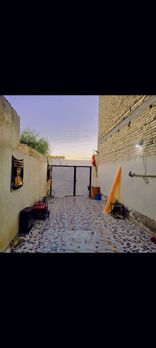 بيت للبيع المساحه 210 طابو يتكون ديوانيه او هول او غرفتين او مطبخ عكاده بناء 2003  حي الشهداء قرب محلات. القاضي ناظم  السعر 85 او بي مجال  مداوره  ثاني يوم  ***********
