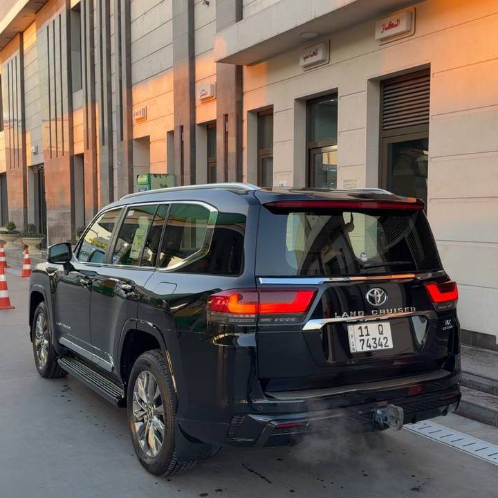 لاندكروز VX  الموديل : 2024
العداد : (33.000الف) فول فول مواصفات 
الرقم : بغداد 
المواصفات السياره فول 1/1 اعلى فئه بلاندكروز 

داخل احمر 
شاشات خلفيه 
نضام صوت jbl
اربع كامرات + رادار امامي + كشنات خلفيه كهرباء
(السياره مكفوله كفاله عامه من كلشي ومغلفه ppf بعدهه ع وضع الشركه استخدامهه جداً نظيف ومسويلهه صيانه كامله دهن وفلاتر )
رقم صاحب سيارة (***********
