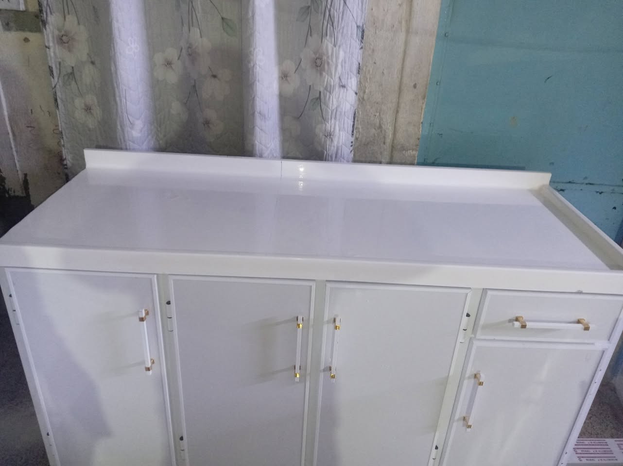 أخو الجديد خدش مابي شرط قياس ١٦٠ عمق ٦٠ صطح مرمر سعر ١٣٠ مجال قليل مكاني وادي حجر ***********
