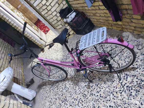 سلام عليكم بايسكل بناتي حجم 26 جديد موديل 2020 ما بي ولا شخط لون وردي لمعه قويه معروض للبيع غراضه كامله وكلوب امامي للبايسكل شغال ما بي شي وما بدل بي شي انطي هداية ويا كاسحه لون رصاصي وستاند نص وثنين مساطر اصليات يجن وستاند مبايل بسعر 165الف بدون الهدايا سعره 153  الف قفل ما بي مجال
للمراسل ماسنجر 
او واتساب الرقم ***********
بيع مستعجل المجر الكعبي
