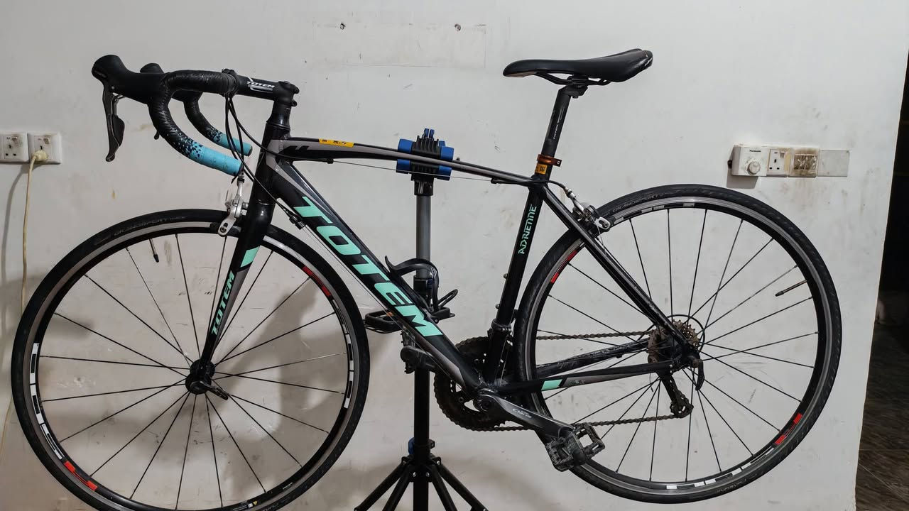 دراجه رود للبيع
شركة توتم (TOTEM ADRIENNE 2020) 

- الفريم المنيوم ماشة كاربون
- سستم كلارس R2000 كامل براكيت
- بريكات طواكة سورا R3500
- ويالة Shimano wh-501 
- حجم الدراجه 53-54 

ادامة دراجة :
- جلدات شفتر مطاط جديد
- زنجيل kmc 
- مكينة جديدة
- دشالي عكرب Meroca
- جميع وايرات مستبدلة باصلي Toopre
- تايرات الماني كونتينتال continental 

* دراجة كاملة مكملة وادامة شاملة
ونظافة فول واضحة بصور

السعر 375 وبيها مجال

تواصل واتساب : ***********
