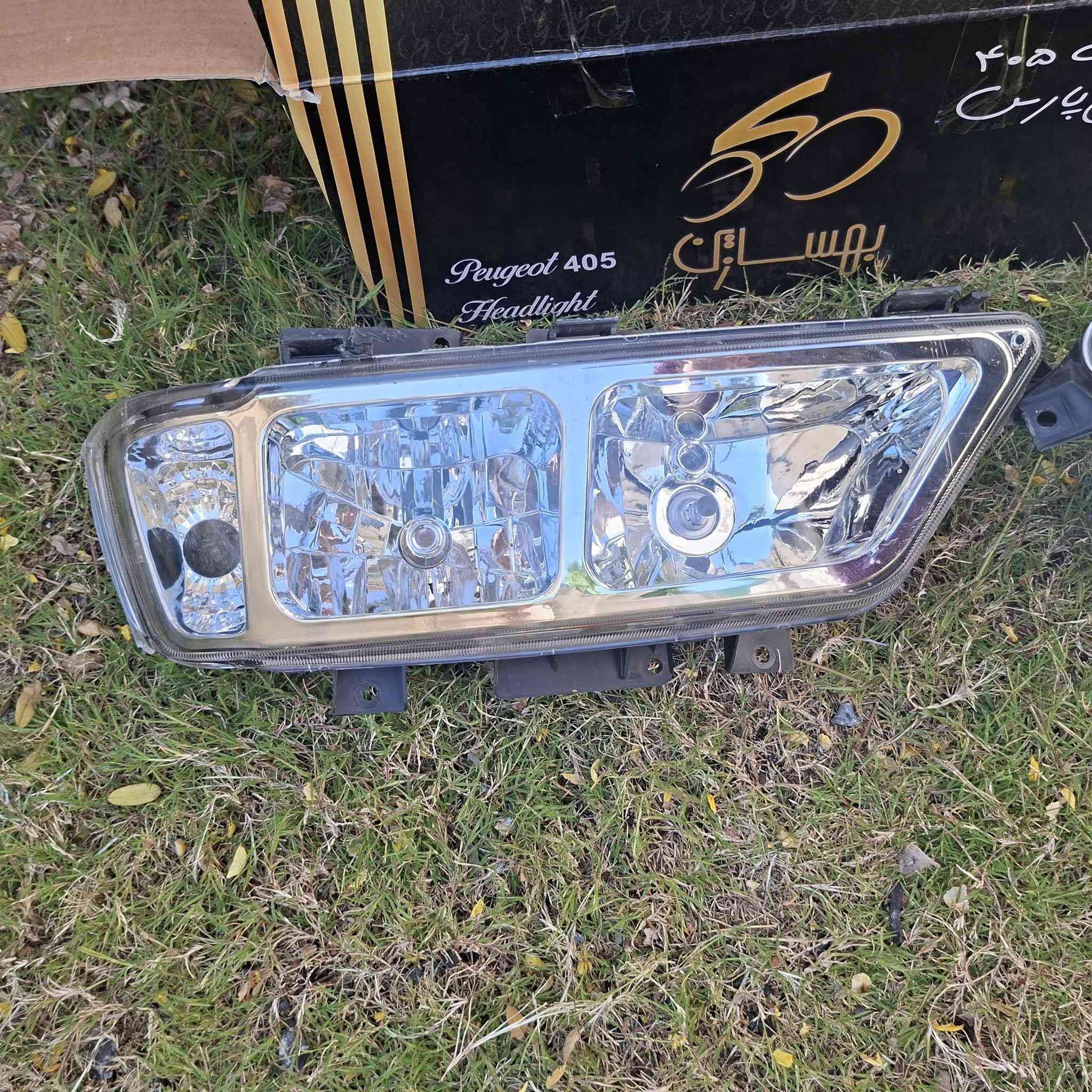 للبيع زوج لايتات  للبيجو  
جديدة ونظيفة مثل ما موضح بالصور.
تركب على  وبعض موديلات البيجو الإيراني. روى او بارص او 405
السعر: 60 
المكان: الكوت
للاستفسار  
 ***********
