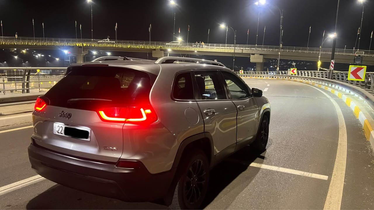 جێب چێرۆکی ٢٠٢١ مواسەفات  latitude.
بەشەرت هیچ مەسروفی نیە . 
سەیارەکە ٣ پارچەی سبوغە،
بونیت ، چاملغ سکن ، دەرگای سکن 
74 هزار میل رۆیشتووە ، 
چوار پستۆن،
برێک بەسمە ، 
پێش عەساس ،
ئیستۆپ عەساس ، 
پێش و تەنیشت و ئاوێنە رادار ،
گێچ ئەلیکترۆنی
ژینگەو سەنەوی نوێیە 
ژمارەی مۆبایل/( ***********) أربيل, العراق
