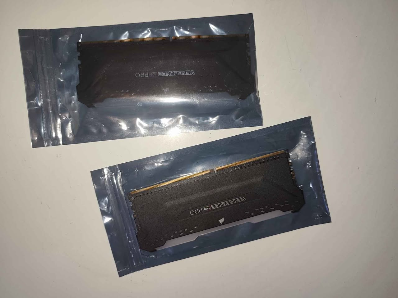 رامات ddr4 crossair 3600 
2*8 
متوفر ب اللون اسود والبيض
*********** موصل, نينوى
