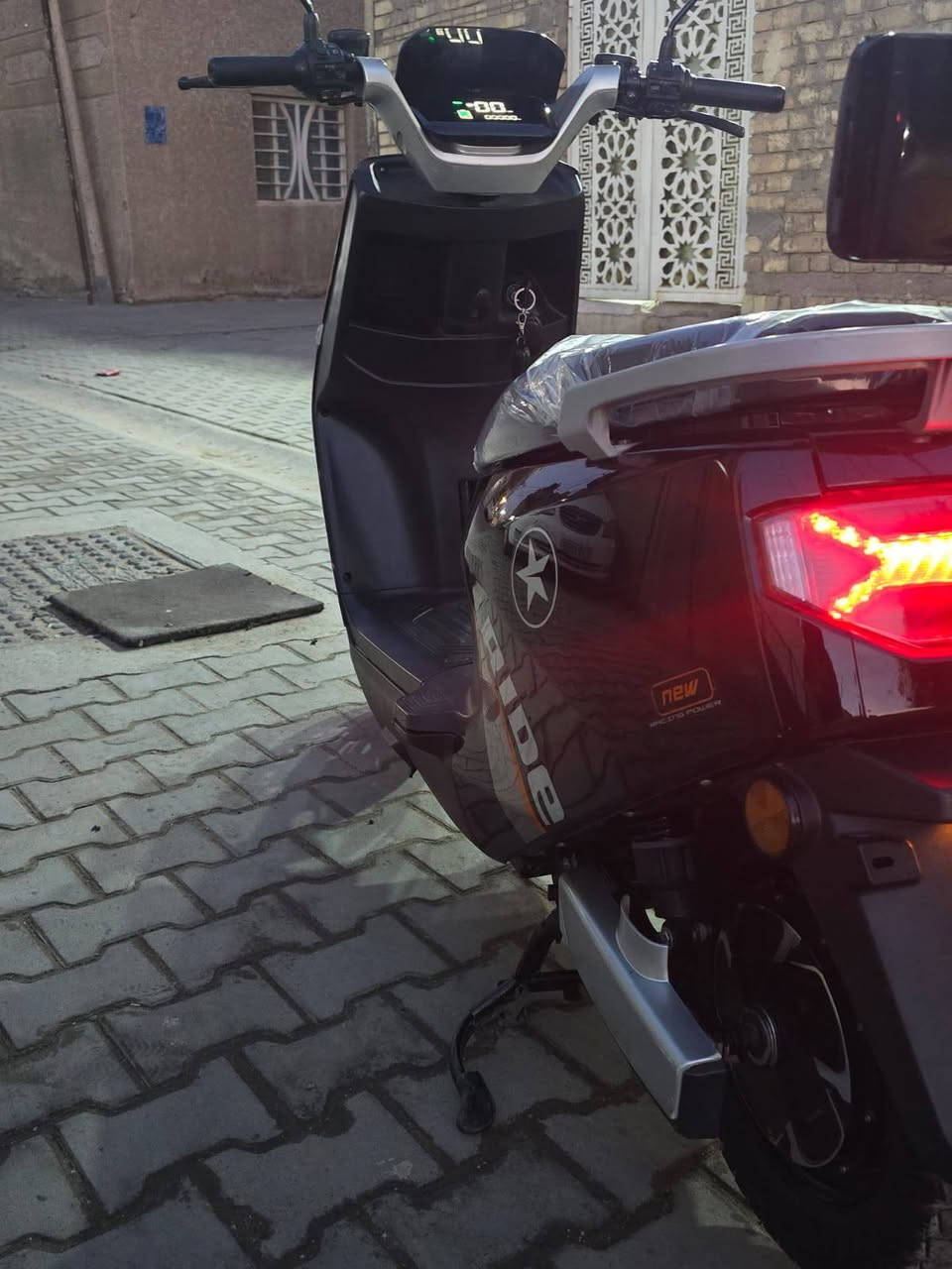 السلام عليكم للبيع دراجه شحن بوليس مواصفات 6بطاريات سرعه 90 سرع 3 بريكات دهن اشاير يمنه يسره ورباعي لايت زنون عالي ناصي هورن نضام الRرجوع للخلف والبارك مثبت سرعه مكاني بغداد جديده سعر 475 وبيها مجال ***********
