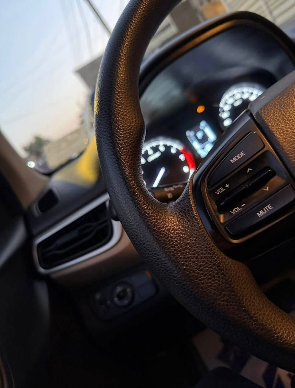 ✨✨هونداي رينا 2020✨✨
خليجي كفاله عامه للبيع رقم بغداد الإنكليزي بأسمي تحويل مباشر سياره نظيفه جدا واستخدام شخصي فقط ماشيه 44
السعر ✨✨✨115✨✨✨ وبيها مجال بسيط 
مكان السيارة بغداد متواجد ع نت 
🧶سلايد روف / فتحة سقف 
🧶حجم المحرك 1400
🧶شاشة اندرويد 
🧶حساسات خلفية 
🧶كاميرا خلفيه
🧶ويل كب 14
🧶مدخل شاحنه USB
🧶اشارة بل مري 
🧶كشافات هيلوجين
🧶تحكم مقود 
🧶ايرباكات عدد2
‏🧶ABS
🧶داخل بيج مخمل / مغلف جلد جوزي ملكي 
🧶اربع جام اوتو
🧶ويل كب المنيوم
🧶سبير طوارئ 
🧶ارضيه تغليف جلد ياباني اصلي
***********
