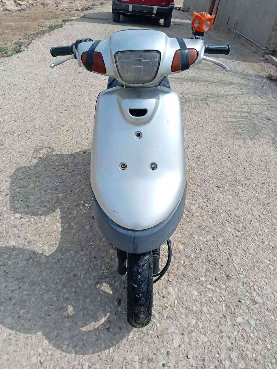 السلام عليكم دراجه للبيع بطه كهربائياته كله شغاله ماعدا السلف عوزه باتري مكينه مامفتوحه ناعمه شلعته فول السعر ب 200 وبي مجال قليل مكان وركاء رقم ***********
