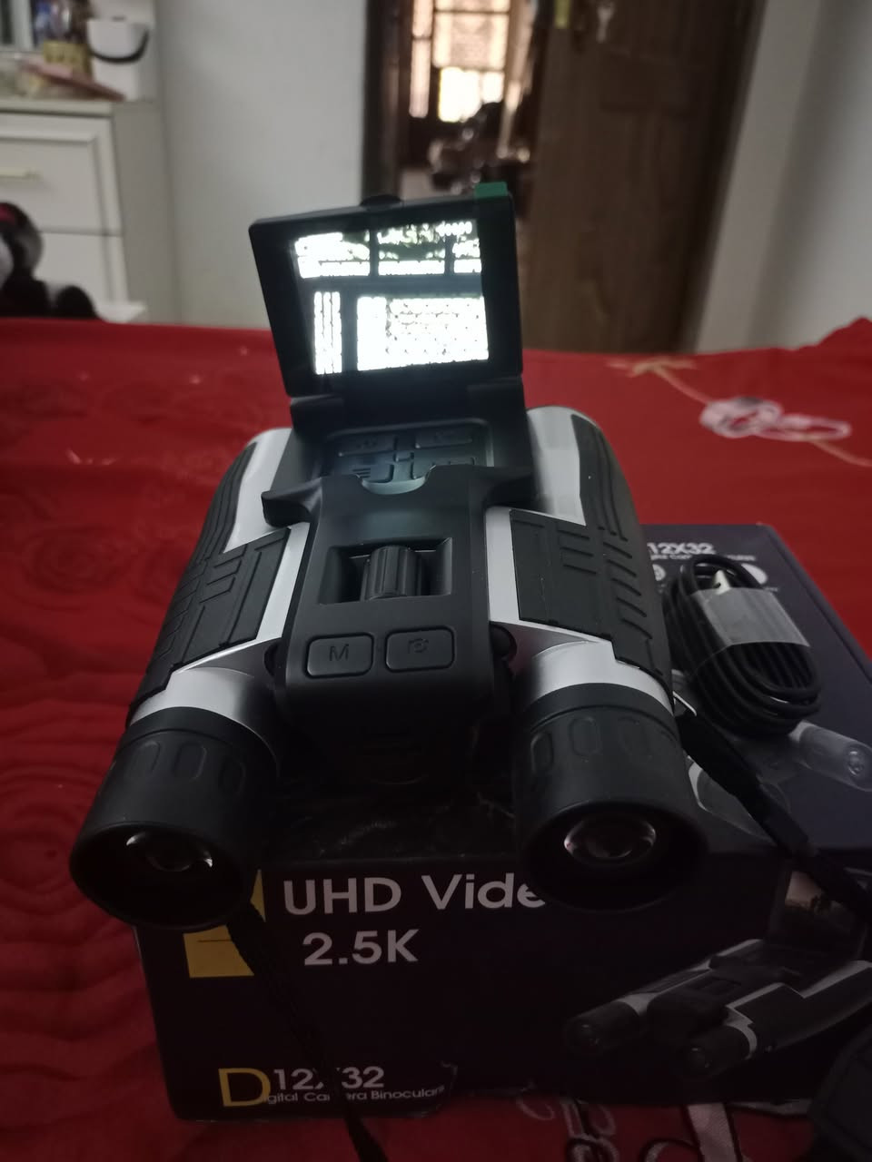 هذا الجهاز هو ناظور رقمي هجين مزود بكاميرا مدمجة وشاشة عرض، ويأتي تحت الموديل الشهير D12X32 (أو يُعرف في بعض الشركات بـ DT30/DT40). يجمع الجهاز بين وظيفة التكبير البصري التقليدي والقدرة على تسجيل الفيديو والتقاط الصور بدقة عالية.
​إليك المواصفات الكاملة المتوفرة لهذا الجهاز وأسعاره التقديرية في السوق العراقي:
​📄 المواصفات التقنية الفنية (Specifications)
​التقريب البصري (Magnification): قوة تقريب تصل إلى 12X (تكبير ثابت قوي جداً للمسافات البعيدة).  
​قطر العدسة الشيئية (Objective Lens): بحجم 32 ملم (تسمح بدخول كمية إضاءة جيدة لتوضيح الصورة النهارية).  
​دقة تسجيل الفيديو: يدعم تصوير فائق الدقة UHD Video 2.5K.  
​دقة التقاط الصور: الكاميرا المدمجة تدعم دقة تصوير تصل حتى 48 ميجابكسل (مُعززة برمجياً).  
​شاشة العرض: شاشة مدمجة من نوع LCD (أو IPS) بمقاس 2.4 بوصة قابلة للفتح والطي لمشاهدة اللقطات وتشغيل الفيديوهات مباشرة (Playback).  
​التقريب الرقمي (Digital Zoom): يدعم تقريب رقمي إضافي يصل إلى 8X من خلال النظام.  
​البطارية: بطارية ليثيوم داخلية قابلة لإعادة الشحن بسعة 1000 مللي أمبير، تُشحن عن طريق منفذ Type-C (تكفي لتصوير مستمر يصل حتى ساعتين إلى 3 ساعات تقريباً).  
​التخزين: يدعم كارت ذاكرة خارجي من نوع Micro SD (حتى 128 جيجابايت) لتخزين الفيديوهات والصور.  
​مدى الرؤية: يغطي مسافة تقريبية تصل من 96 متراً إلى 1000 متر.  
​💰 السعر المتوقع في العراق
​هذا النوع من النواظير الرقمية الصينية المصدر لا يمتلك وكيلاً رسمياً ثابتاً، بل يتم استيراده بواسطة تجار الأجهزة الإلكترونية ومعدات التخييم والصيد.
​السعر العالمي: يتراوح بين 70$ إلى 120$ (حسب الملحقات مثل كارت الذاكرة أو ستاند التثبيت).  
​السعر المتوقع في السوق العراقي (بغداد والمحافظات): يتراوح بين 115,000 دينار عراقي إلى 165,000 دينار عراقي (قد يختلف السعر قليلاً صعوداً أو نزولاً السعر 60 ألف


**إذا كنت صاحب هذا الإعلان وتريد حذفه لأي سبب، رجاءا أرسل رسالة إلى الدعم الفني**