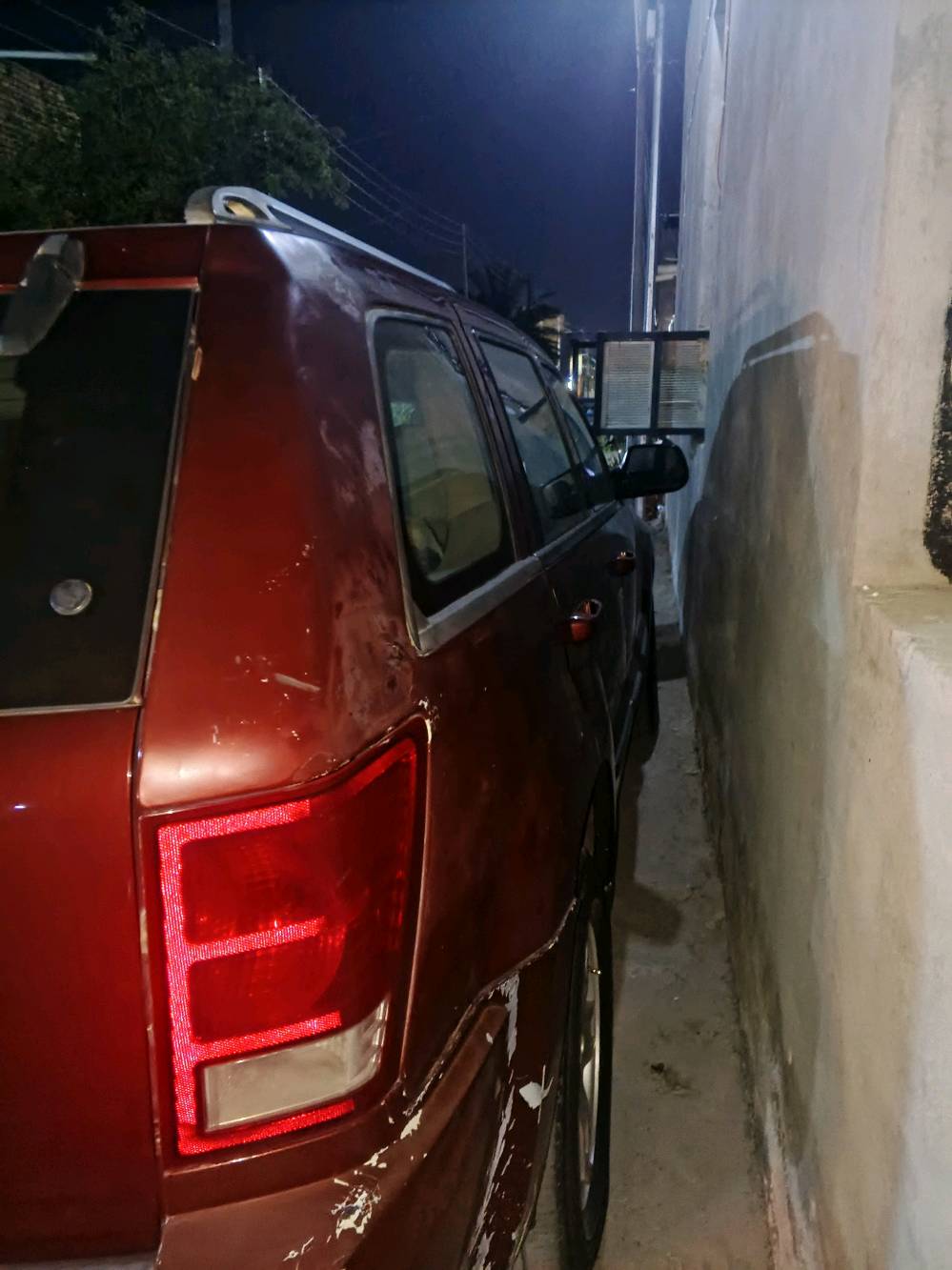 عندي جيب نظيف لون عنابي، دبل/4x4، شكله مرتب ومستخدم بشكل عادي، والبدن بشكل عام زين بس بيه كم خدش وآثار استعمال بسيطة مثل ما مبين بالصور. السيارة جاهزة للمعاينة، وإذا أكو أي استفسار إضافي أني حاضر.