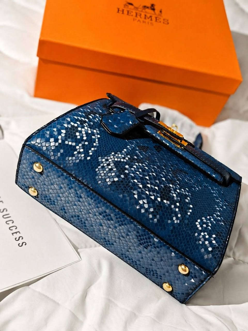 ✨ أناقة وفخامة بقطعة وحدة! ✨
شنطة بتصميم راقي وجودة تخبل 😍
✔️ خامة فاخرة ولمعة مميزة
✔️ تفاصيل ذهبية تعطيها لمسة لوكس
✔️ تجي ويا ستراب طويل حتى تنلبس كروس أو على الكتف
✔️ مناسبة للطلعات، المناسبات، والدوام
✔️ متوفرة بعدة ألوان: كحلي، خمري، وبيج.
💖 إذا تدورين شنطة تجمع بين الأناقة والجودة، هاي هي الاختيار المثالي.


**إذا كنت صاحب هذا الإعلان وتريد حذفه لأي سبب، رجاءا أرسل رسالة إلى الدعم الفني**