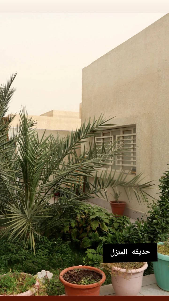 بيت للبيع في مجمع الاحرار السكني
خلف المدينه الرياضيه ..البيت ركن طابو صرف 200 متر
... مقابيل المنزل خدمات(مساحات خضراء قيد الانشاء) المنزل قريب من مدارس ثانويه وابتدائيه 
المنطقه تحتوي على جميع الخدمات [ماء كهرباء شوارع مبلطه]
 ...المنزل يحتوي على غرفتين 
و٣ صحيات ٢ داخليات وواحد خارجي 
استقبال كبيره 
صاله 
مطبخ 
حديقه وكراج 
المنزل مجهز بمنظومه كامرات حديثه جدا  تباع مع المنزل
والمطبخ يباع من ضمن المنزل
 المطبخ تفصال تركي درجه أولى مده الاستخدام اقل السنه 
.
.
سعر المنزل 295 مليون 
للإستفسار الاتصال على ***********
