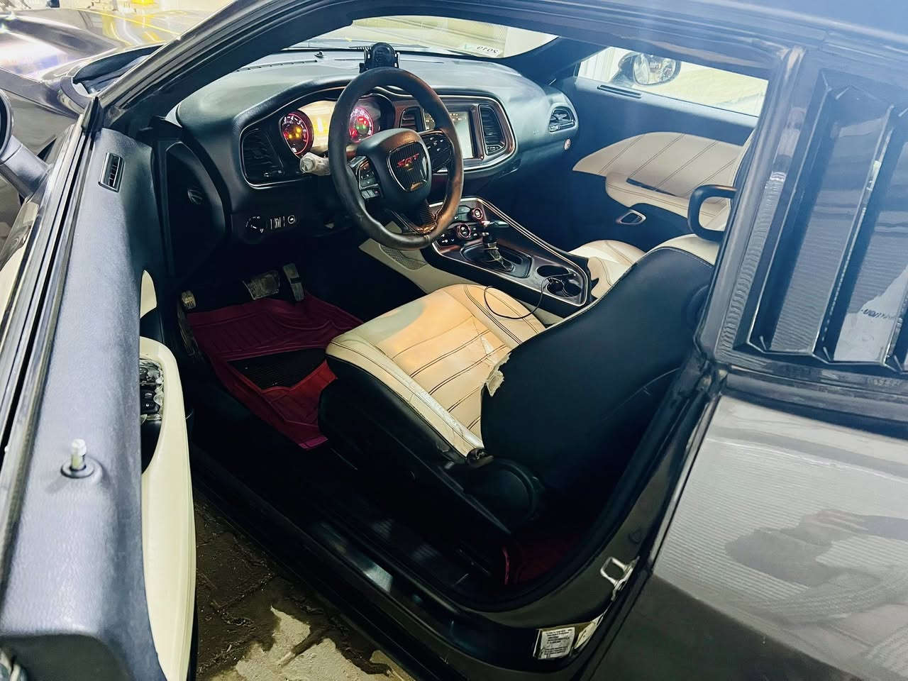 السلام عليكم👋
جالنجر SXT

 اللون فيلي موديل ٢٠١٦

رقم اربيل تريد تحويل تريد وكالة

صور الحادث موجوده في المنشور  

(الصبغ على كد الحادث )

مكينه3600 — ماشيه 145 الف قابل للزيادة 

السياره تو ويل المرغوب ..

مواصفات الـsxt

شاشه 

كامره 

بصمه + بصمه ابواب

كشن كهرباء 

مثبت سرعه

سماعات ALPINE sound من اعلى الفئات 

كشافات ضباب 

رقم ***********

مكان السياره بابل السياحي

السعر : ١٣٨ وبيه مجال
