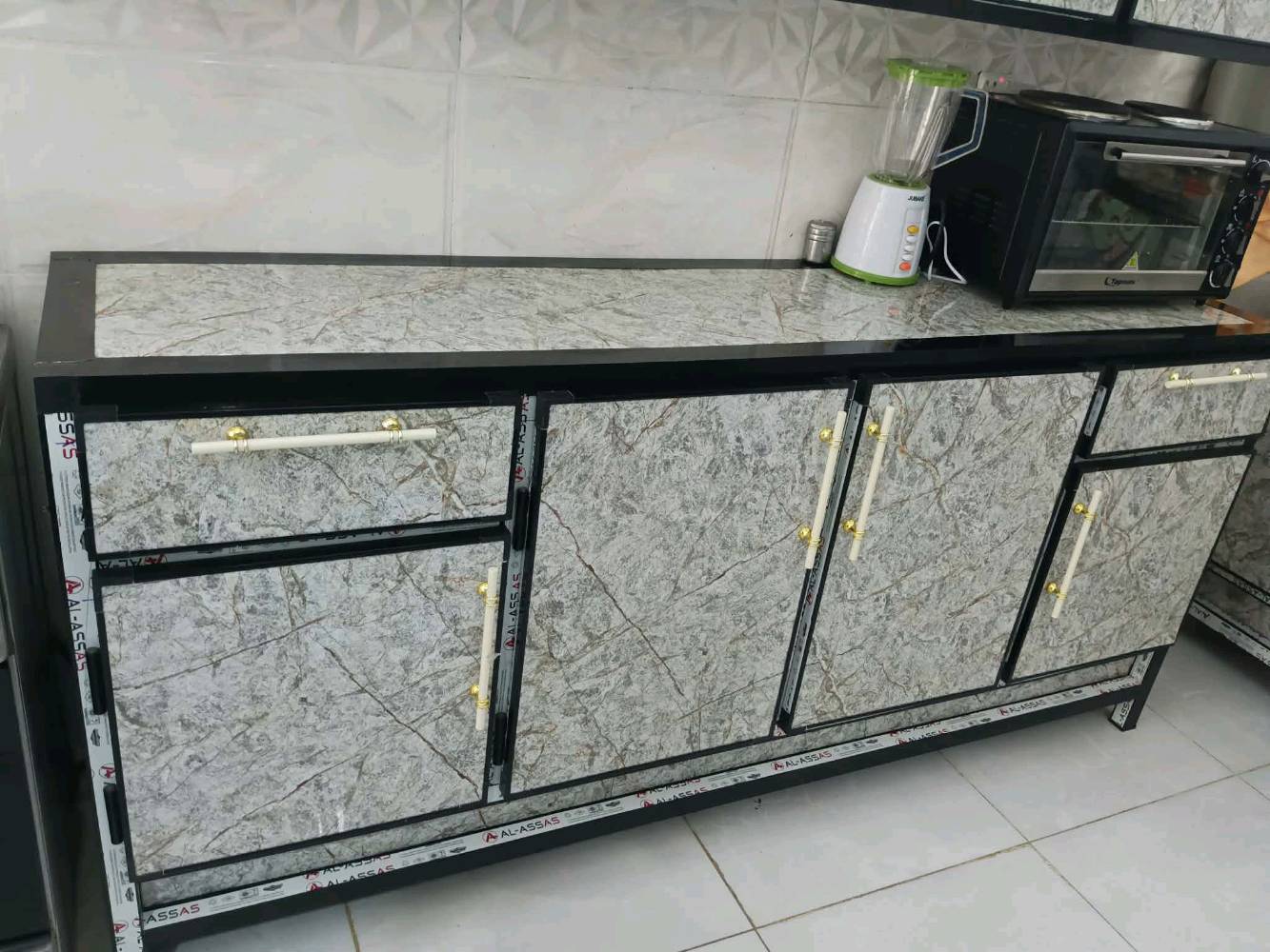 كاونتر وملحق وينك للبيع
الكاونتر بيه مغسلة/فتحة سنك وملحقات داخلة بالبيع لو بس الخزائن نفسها؟ وهل فيه أي خدوش أو كسر؟: 
مابي اي خدش 
وين موقعك بالعراق بالضبط؟ وهل متوفر توصيل أو فكّ ونقل، والسعر قابل للتفاوض لو ثابت؟: 
بالمحمودية 