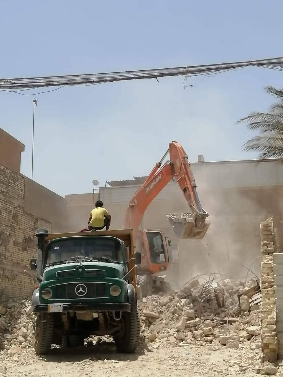 تفليش البيوت  ***********   هدم الدور ورفع الأنقاض وقطع البيوت  المشتركة والبنايات المرتفعة  أنسب الأسعار وفرش السبيس والجلمود وحدل الأرض في كل مناطق بغداد
