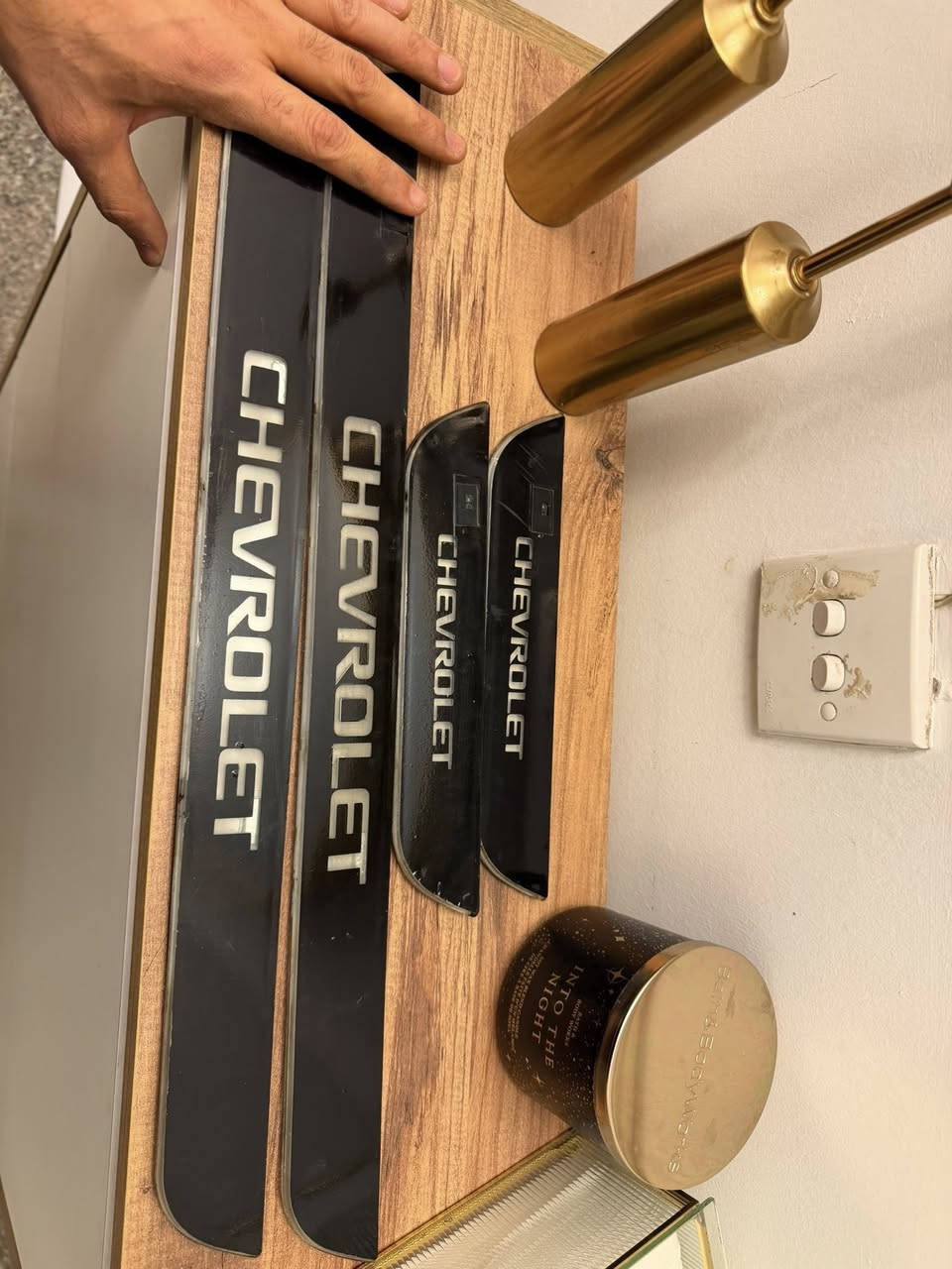 سلام عليكم 
تخم ترحيب شوفرليت يرهم على كل السيارات 
مستخدم بحاله جيده بي اكثر من ٥٠ لون وحركه على الشحن بدون كهرباء ولا تأسيس يشتغل عند فتح الباب 
بطاريه على الشحن يبقه يطول شهر واكثر 
مكاني بغداد الكرخ المنصور 
*********** 
السعر ٤٥ الف
