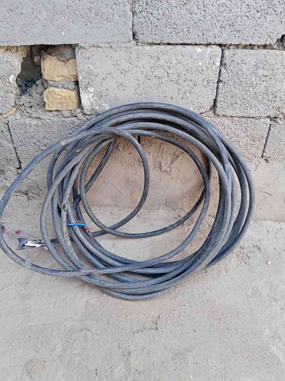 كيبل للبيع نضيف جدا طول 15متر 
سعر المتر 7الف 
الشراي يخابر او يطب خاص ***********
موقع بين النصر والرفاعي كراغول ثلاثه
