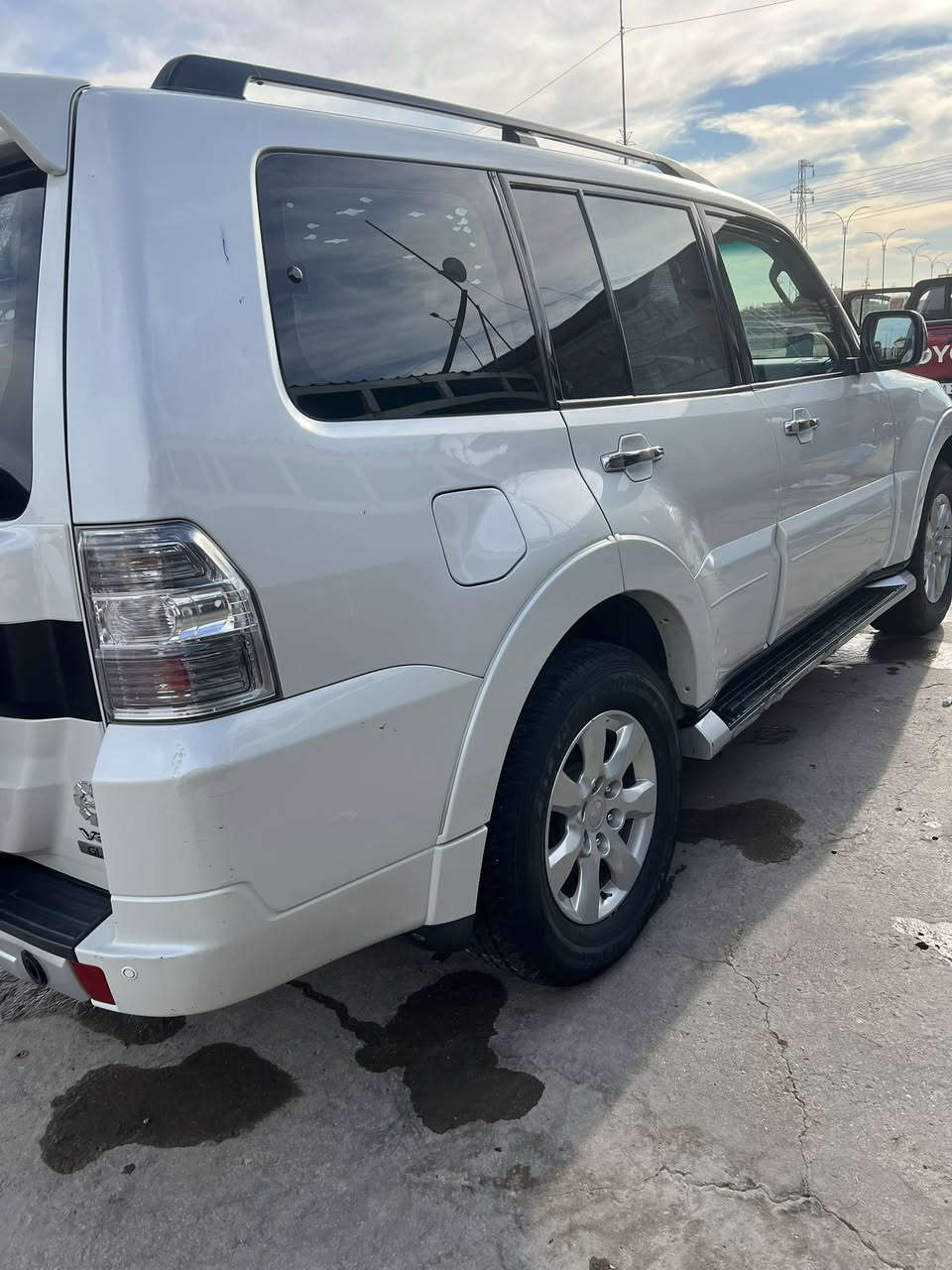 السلام عليكم 
للبيع 
باجيرو 2018 كويتي كفاله عامه من الصبغ والضربه 
مكينه وكير كفاله سياره على وضع الشركه بيها منطومة غاز  
مسويلها عزل كامل وشاشه وكامره خلفيه 

مكان السياره الديوانيه 
للاستفسار الاتصال على الرقم ***********
