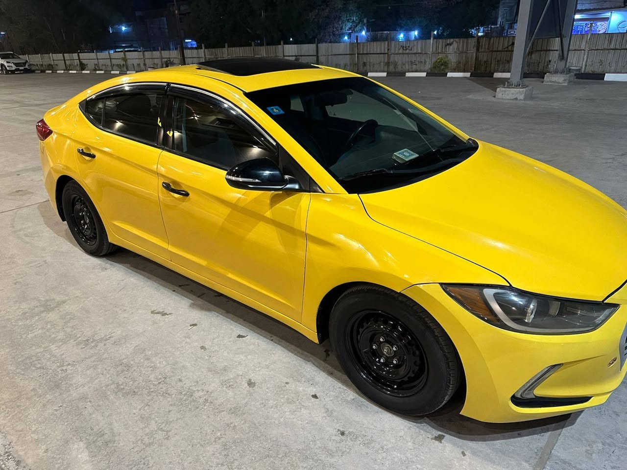 سلام عليكم النترا ٢٠١٧ حادثها فقط دعاميه خلفيه بيها بس تقرير سياره جديده احله من لصور سياره جاهزه للخير كل نقص ما بيها
مكينه وكير وحداديه وتبريد كفاله 
فول مواصفات
فتحه + بصمه + بصمة ابواب + شاشه جبيره + رادار جانبي + كشنات تدفئه + ستيرن تدفئه + اشاير بل مري + فول تحكمات + ثلاث انظمه قياده + سياره بدون ايرباك
وباقي لمواصفات المعروفه
ماشيه ١٣٠ الف كيلو
مكينه ٢٠٠٠ دوش
سعر ١١٥ وبيها مجال
مكان السياره بغداد
للستفسار  ***********
