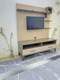 ميز تلفزيون للبيع نضيف مال بيت  السعر /٦٠  ٠٧٧٤١٧٨٣٧٨٣