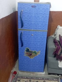 ثلاجات للبيع ثنين عل فحص يجمدن بس وحده بابه واكع يعني بي زنجار وثانيه ...