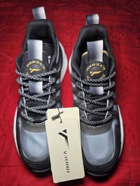 حذاء رياضي ماركه متوفر بلون اسود وابيض وجميع القياسات 07763679055