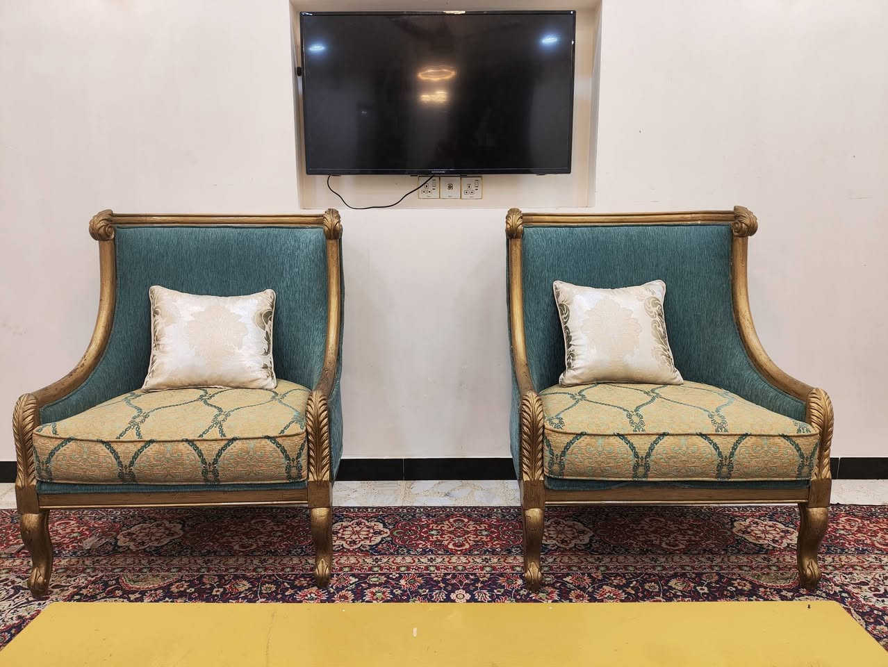 السلام عليكم تخم زان كويتي قماش وتر ابرو
12مقعد  قنفتين اكبار  مع كراسي ثنين مع طبلة كبيرة
نضافة نضيف جدا 
العنوان بغداد
تواصل على رقم *********** اوتساب او تصال
