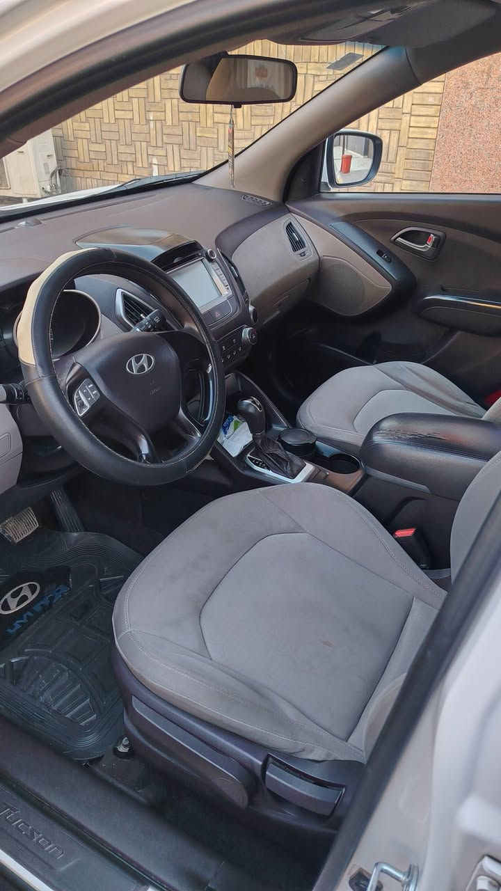 سلام عليكم تقبل الله صيامكم 
للبيع فقط . توكسان خليجي 
موديل 2015 مواصفتها معروفة 
محرك 2000 مامفتوح ع الشركة 
ماشية 130
السيارة مكفولة من الحادث والصبغ والتبديل والبارد حتى الدعاميات
سونار مرفق مع الصور . صارلها ٤ سنوات عندي
سنوية بسمنا رقم انگليزي بغداد هزة جديدة تبريد ثلج مابيها اي نقص خير من الله .ناعمة كلش  سعرها ١٥٣ بيها مجال بسيط حگ جيتك مكاني بغداد دورة شراي اتصل وتعال شوفها وافحص براحتك ... 
***********
***********
