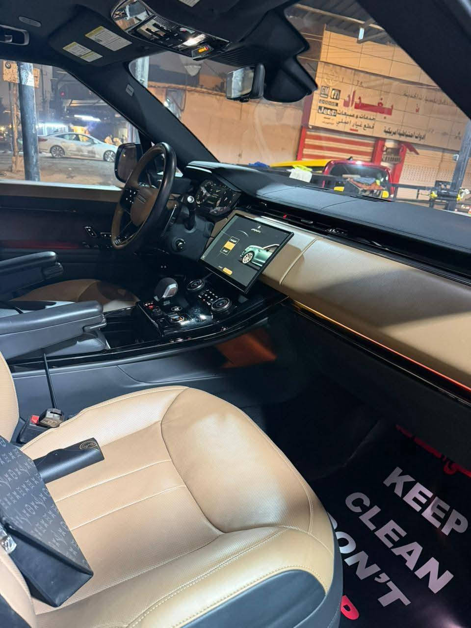 رانج روفر - سبورت 
الشكل الجديد P400
SE - DYNAMIC
فووول مواصفات ❤️❤️

موديل : 2023 😍
استيراد خاص ضمان دولي 
بصمة عدد (( ٢ ))
رقم بغداد
لون ابيض بلاك اديشن  💖 
الداخل جملي مميز 💖
ماشية 50 الف كيلو فقط 😍 

حجم المحرك ( 6 ) سلندر    🚀🚀
القدرة الحصانية : 400 HP
نظام الدفع ؛ مع نظام رفع 4x4

السيارة كفالة عامة  ❤️
والسيارة عليها طبقة حماية ppf

                                    🇬🇧🇬🇧  المواصفات  🇬🇧🇬🇧

🔹 الأداء والمواصفات الميكانيكية : 😍😍

♦️ المحرك: - 6V  تيربو مزدوج
♦️ ناقل الحركة: أوتوماتيكي 8 سرعات
♦️ نظام الدفع: AWD - دفع رباعي ذكي
♦️ ويل كب حجم 23 
♦️ أداء قوي مع تجربة قيادة فاخرة وناعمة 

🔹 التصميم والتجهيزات الداخلية : 😍😍
:
♦️ مقاعد جلدية لونين فاخرة كهربائية بالكامل مع
 تدفئة وتبريد ومساج
♦️ شاشة وسطية كبيرة تدعم Apple CarPlay و Android Auto
♦️  5 كاميرات مع كامره خلفيه بالمرايا 
♦️ داتا شوو
♦️ لوحة عدادات رقمية بالكامل
♦️ فتحة سقف بانورامية مزدوجة
♦️ إضاءة داخلية محيطية متعددة الألوان
♦️نظام صوتي فاخر Meridian ثلاثي الأبعاد
♦️ شاحن لاسلكي + منافذ USB-C سريعة الشحن
♦️تحكم بالمقاعد الخلفية عبر شاشة لمس مستقلة

🔹 أنظمة الأمان والمساعدة : 😍😍

♦️ كاميرات 360° لمراقبة محيط السيارة
♦️ رادارات أمامية وخلفية وجانبية مع نظام تنبيه الاصطدام
♦️ نظام مراقبة النقطة العمياء
♦️ مثبت سرعة ذكي متكيف
♦️ نظام المحافظة على المسار
♦️ حساسات أمامية وخلفية للمساعدة في الركن
♦️ نظام تعليق هوائي متكيف لتحسين الراحة والأداء
♦️ مصابيح رأس متحرك زينون ( وية الستيرن ) 

          ♦️♦️ السيارة فول مواصفات ♦️♦️

تسأل عن السعر ( مناسب جدا )
اتصل او راسلنا وتساب 

مكان السيارة بغداد ..  

للأستفسار  :- 

***********   سلام رانج روفر

@الجميع
