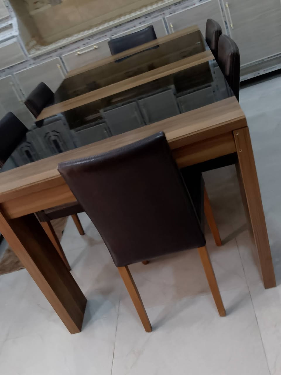 السلام عليكم ميز طعام للبيع نضيف خشب تركي ***********
