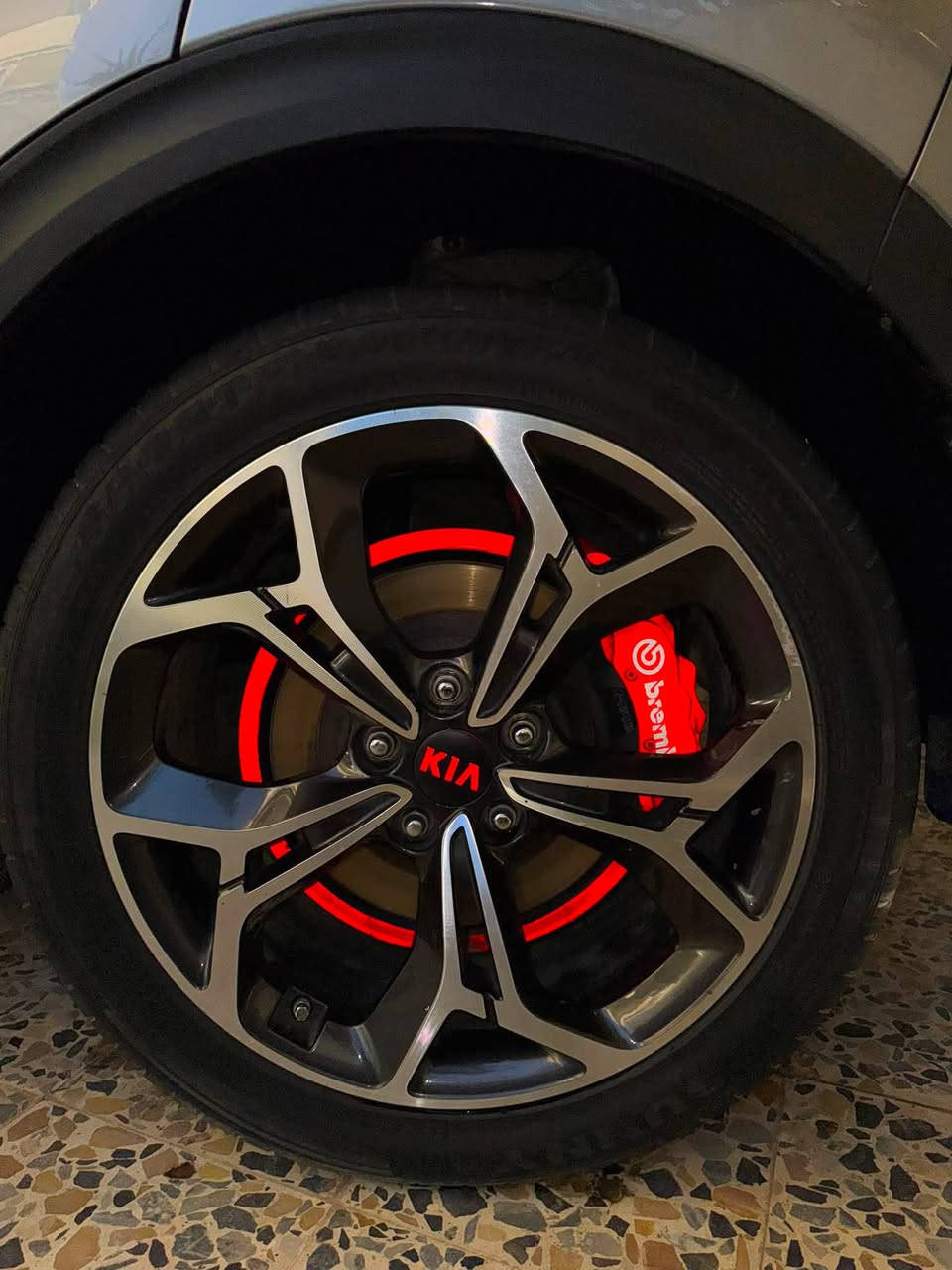 💥 للبيع: - كيا سبورتاج 2022 (- SX Turbo)
موصفات اعلى من الفول

ماشية 74,000km

السنة: 2022
الفئة: SX Turbo (أعلى فئة رياضية - أمريكي)
الحالة: نظيفة جداً، وارد أمريكي.

المحرك: 2.0 لتر تيربو (Turbo GDI) - قوة وعزم يفرق عن باقي الفئات.

المواصفات الرياضية:
• المحرك: محرك 2.0 لتر تيربو يولد قوة 237 حصان تقريباً.
•ويل الـ SX: حجم 19 إنش خاص بفئة SX، وشكله رياضي ومميز.
شفتات ستيرن.
• أضوية LED كاملة: كشافات أمامية وأضوية رئيسية ونهارية (Day Light) LED
،مري شفط 

• الكراسي: مقاعد جلد مع تبريد وتدفئة للمقاعد.
• السقف: فتحة سقف بانوراما زجاجية.
• الشاشة: شاشة كبيرة 8 إنش تدعم Apple CarPlay و Android Auto.

• نظام صوتي: نظام صوتي من Harman Kardon (موجود فقط بأعلى فئات الـ SX).
• شاحن لاسلكي: قاعدة شحن لاسلكي للموبايل.
• التشغيل: بصمة تشغيل (Push-Button Start) ودخول ذكي بدون مفتاح (Keyless Entry).
• صندوق كهربائي.
:
• النقطة العمياء: نظام مراقبة النقطة العمياء (Blind Spot Monitoring).
• تحديد المسار: نظام المحافظة على المسار.
• حساسات: حساسات خلفية مع كاميرا 
خلفية واضحة.

سياره جاهزه من كلشي

صور الحادث مرفقه بل منشور مع السونار 
السياره رقم بغداد باسمي تحويل ثاني يوم
السعر 180$. 
ماكني بغداد المحمودية

 *********** 

***********

موجود بيهن واتساب
