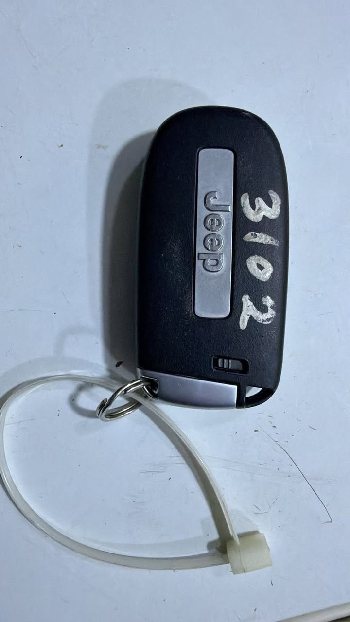 للبيع: بصمة جيب جراند شيروكي (Grand Cherokee) أصلية وكالة 🔑
السلام عليكم شباب،
عندي بصمة (ريموت) ثانية احتياطية أصلية مالت سيارتي السابقة جيب شيروكي موديل 2021 خليجية. السيارة انباِعت والبصمة بقت عندي مخزونة ونظيفة جداً وبحالة الوكالة (البورد الداخلي أصلي 100% ومو تجاري).
 الموديلات المتوافقة: تشتغل على الجيب شيروكي من موديل 2019 إلى 2022.
 الحالة: نظيفة جداً والدكم كلها شغالة، البصمة أصلية ومضمونة (مو تجارية)، تحتاج فقط تصفير وبرمجة على سيارتك عند أي أبو مفاتيح وتشتغل عندك مباشرة.
السعر: 100,000 دينار عراقي (وبيها مجال بسيط للشراي المباشر).
مكاني بغداد ***********
